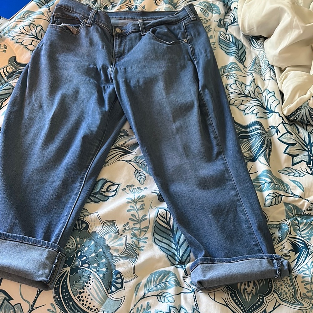 Size 31 waist Levi’s capris